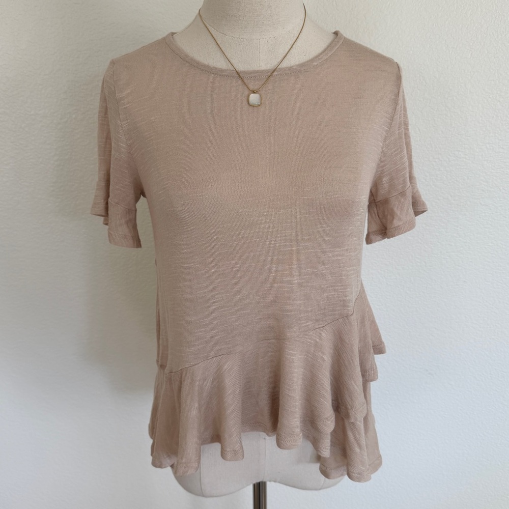 🤎 Francesca’s Beige Sand Ruffle Hem Tee Shirt T-Shirt - Picture 4 of 13